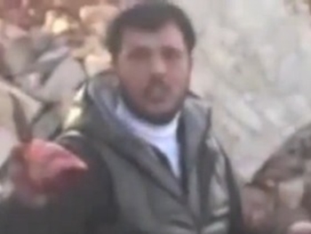 Rebelde sírio arranca e morde coração de soldado