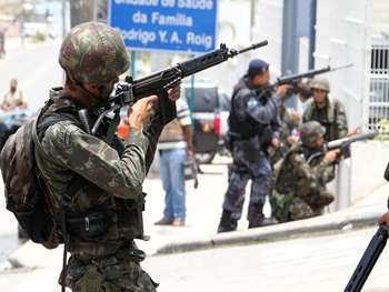 Crise no RJ: Polícia Militar toma favelas, e limpa o caminho para entrada do exército em favelas do Rio de Janeiro